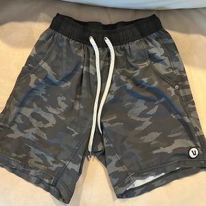 Vuori mens small shorts with liner. Camo.